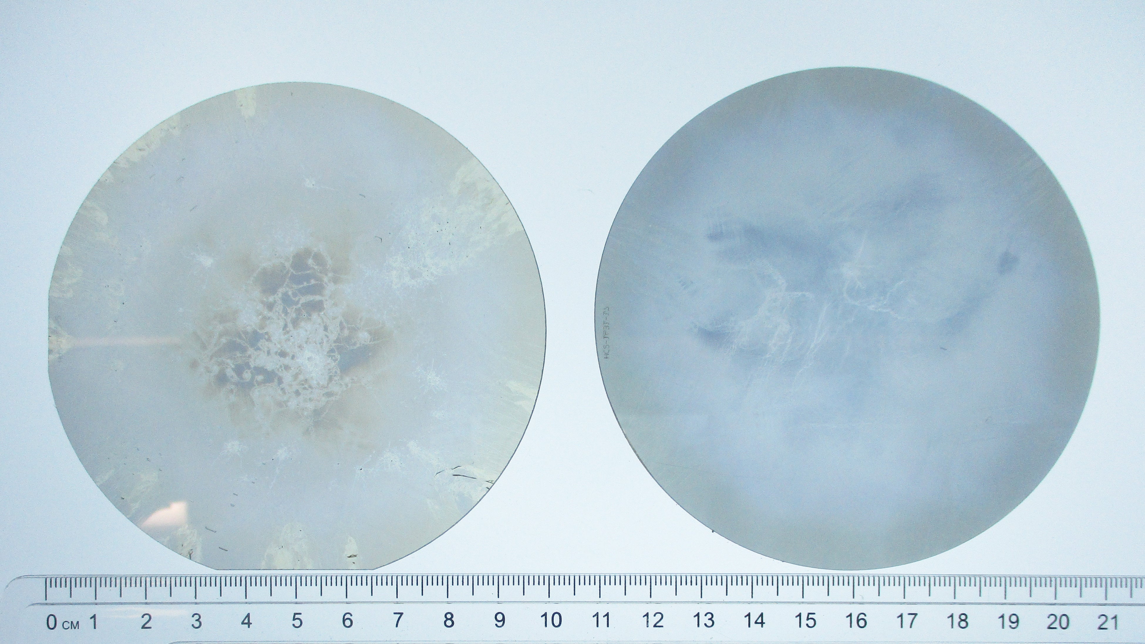 過去に製造した使用可能面積90%のAlN基板（左）と今回製造に成功した同99.3%の基板（右）