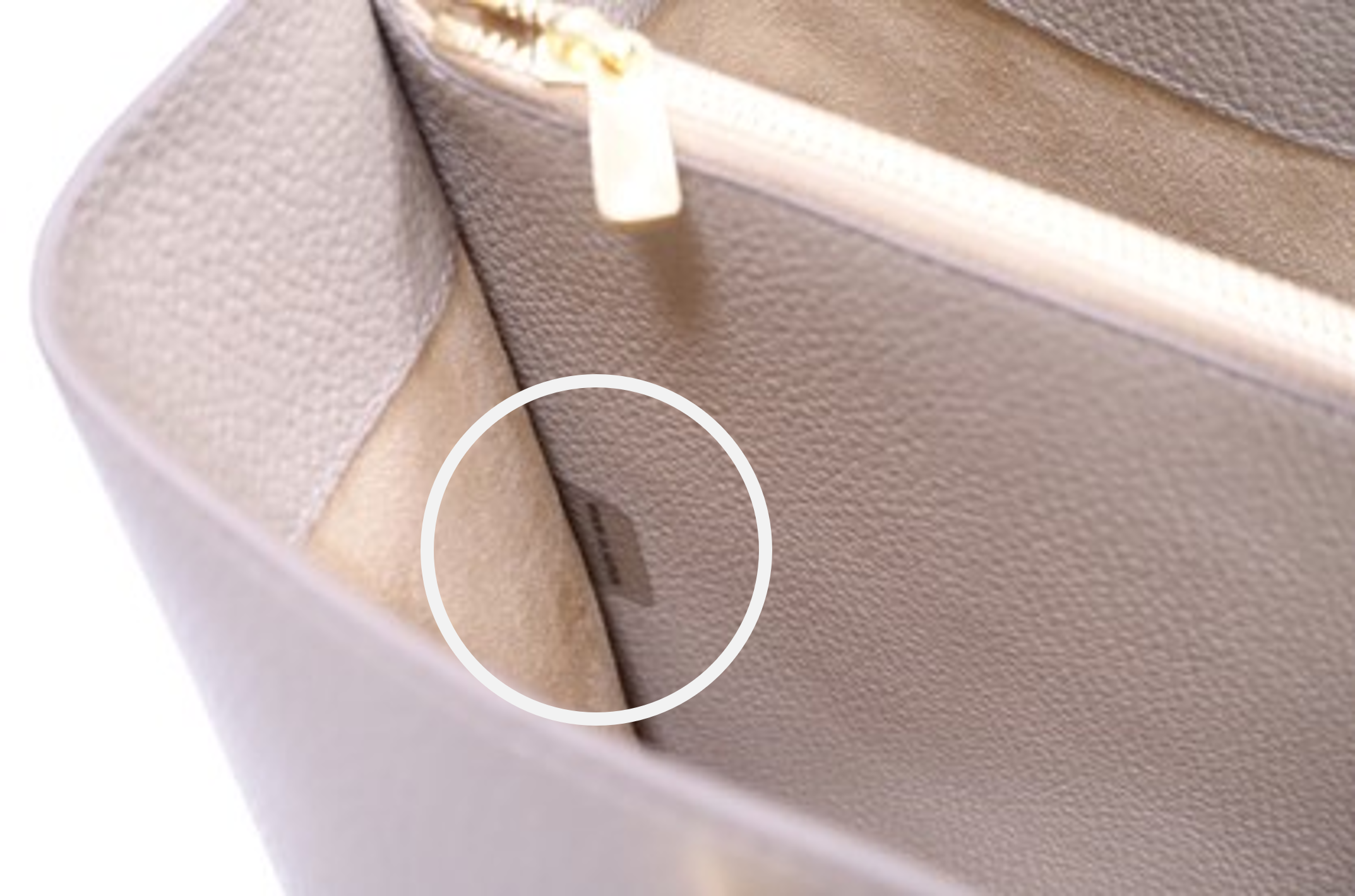 偽造防止ラベルの鞄への実装例（白丸部分）