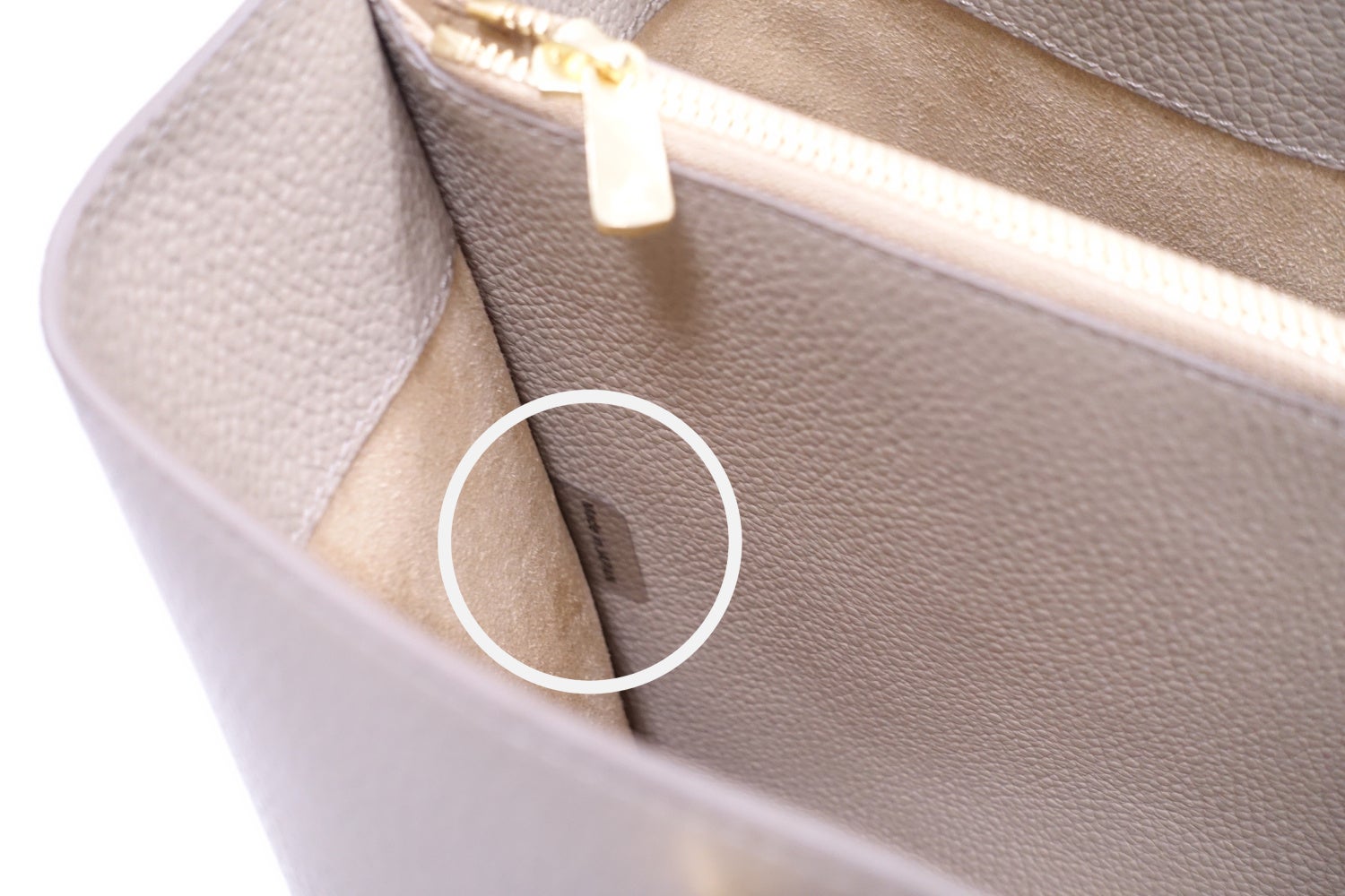 偽造防止ラベルの鞄への実装例（白丸部分）