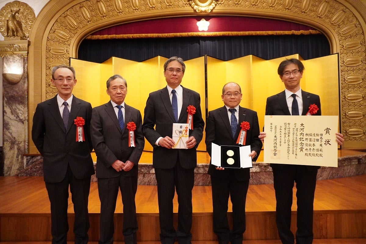 贈賞式当日の写真（左より渡邊、桐野、駒田、日名子、福薗）