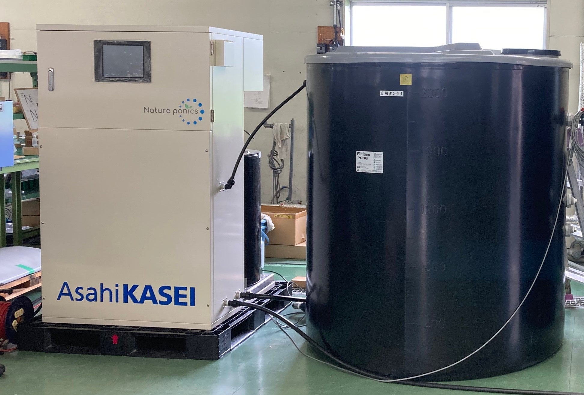 設置された「Nature Ponics®システム」（左）と分解用タンク（右）