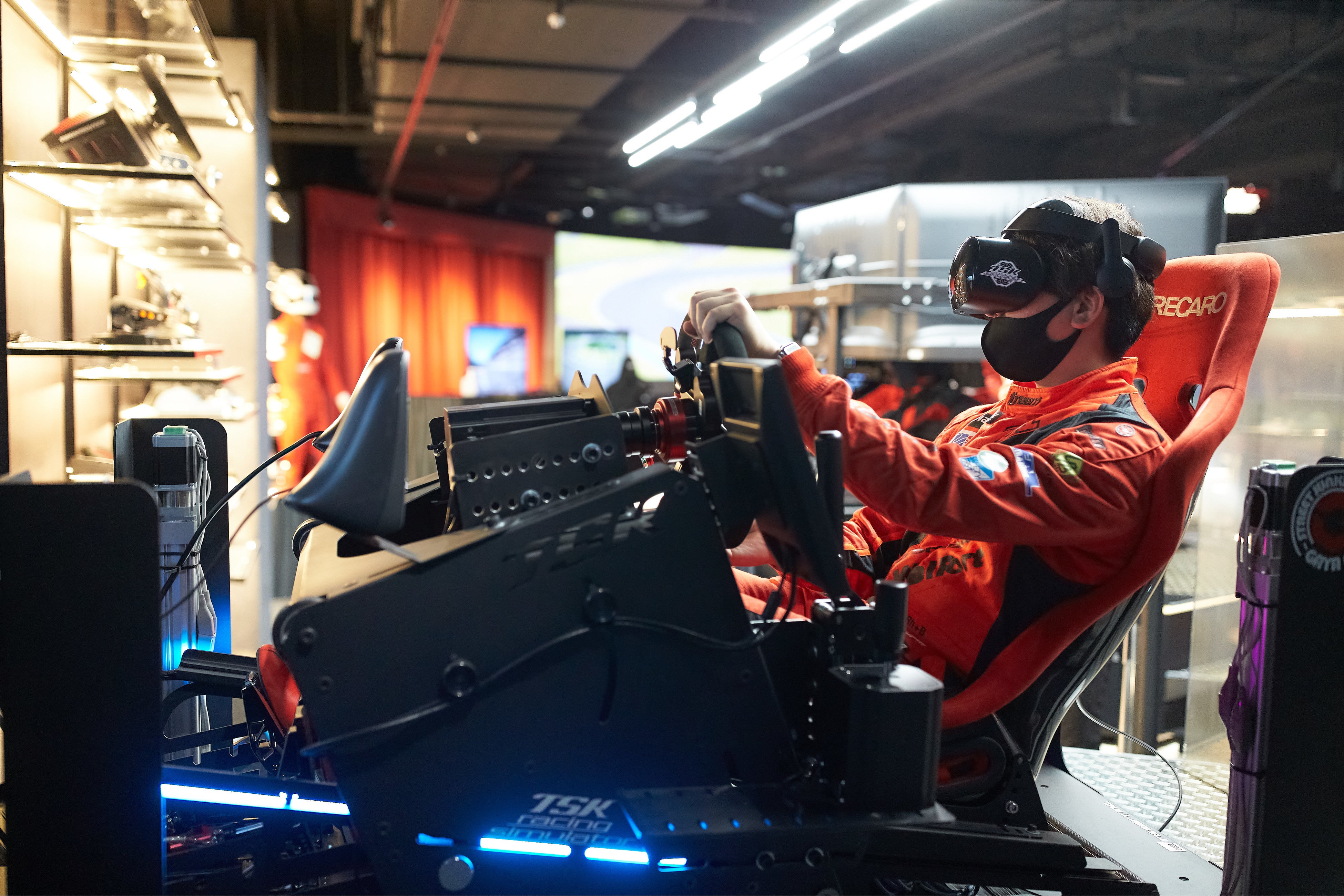 E-MOTORSPORTS ZONEでの本格的なレーシングシュミレーター