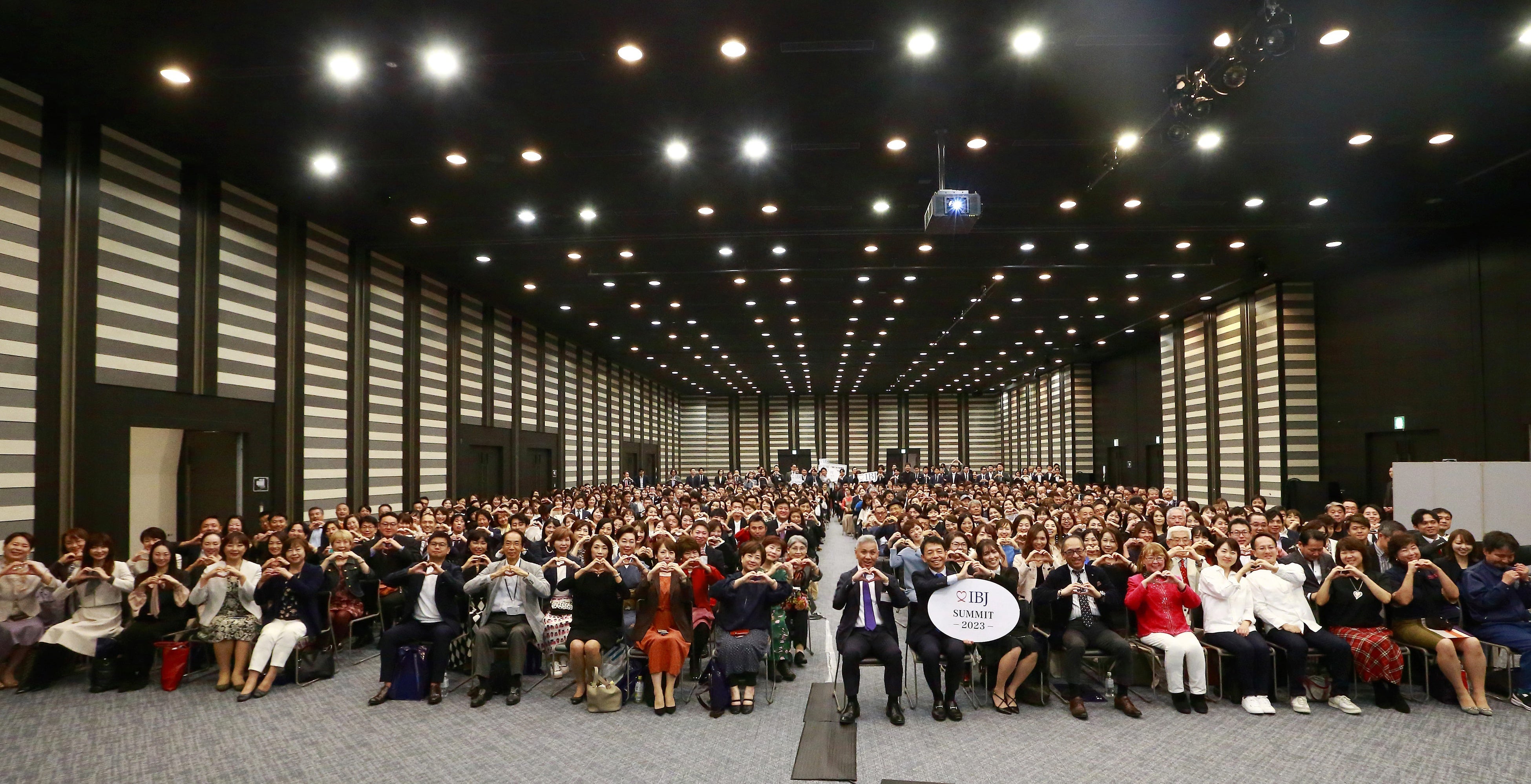 全国の約700名の仲人とIBJスタッフの集合写真