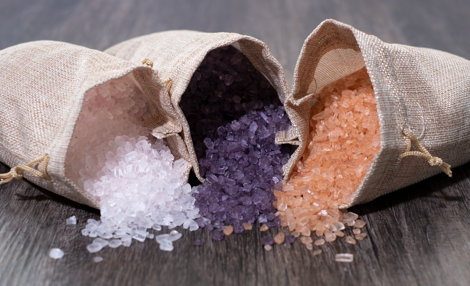 アメジスト、アンバー、ローズクォーツの3種類