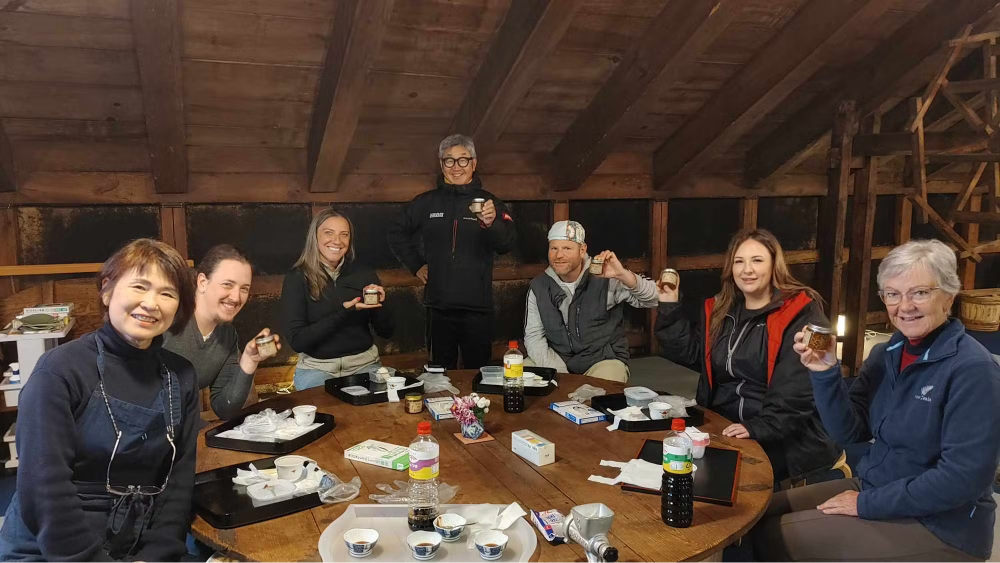 海外からのお客様を迎える、小山(こやま)順子さん（写真左）