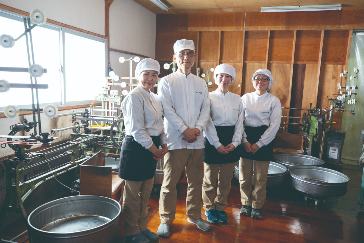 島原手延素麺協同組合の理事を務める「そうめんの山道」の皆さん。