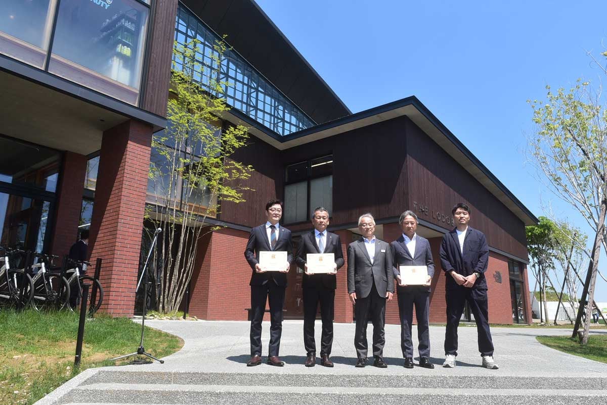 左から藤井將博社長（株式会社藤井ビル）、小村勝社長（株式会社ファイターズ スポーツ＆エンターテイメント）、 土屋俊亮副知事、杉本武司社長（株式会社パワーステーション）、田中裕基社長（株式会社三五工務店）