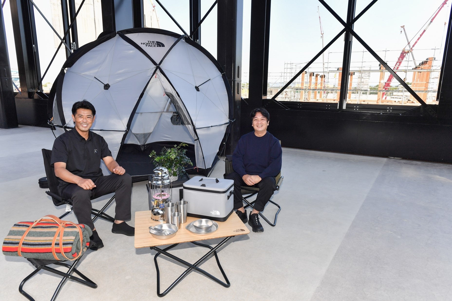 左から、北海道日本ハムファイターズ稲葉篤紀SCO、ゴールドウイン渡辺貴生社長。　　右手奥は、建設中のTHE LODGE