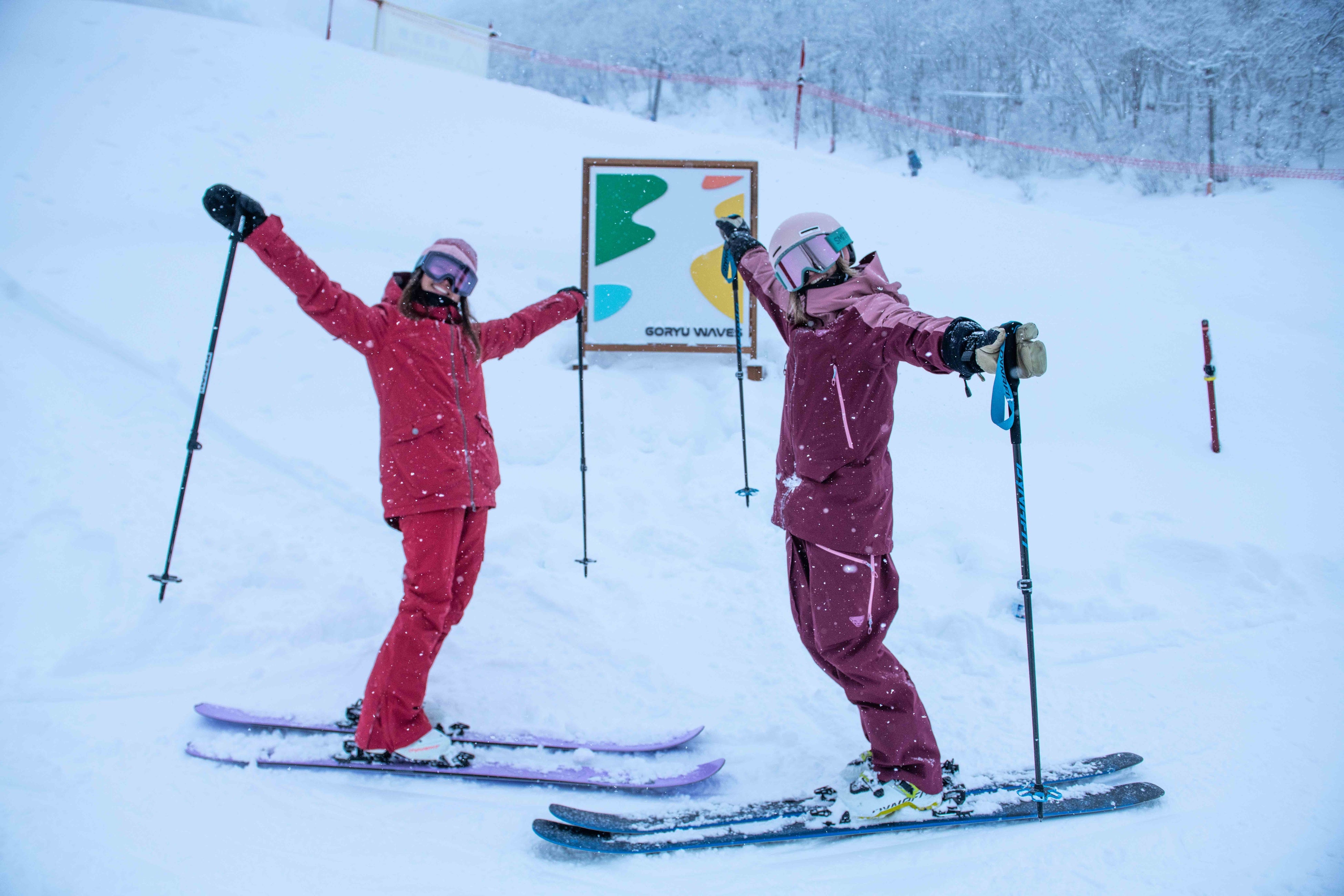 とおみゲレンデのクワッドリフト「スカイ４リフト」を降りるとGORYU WAVESのサインが。