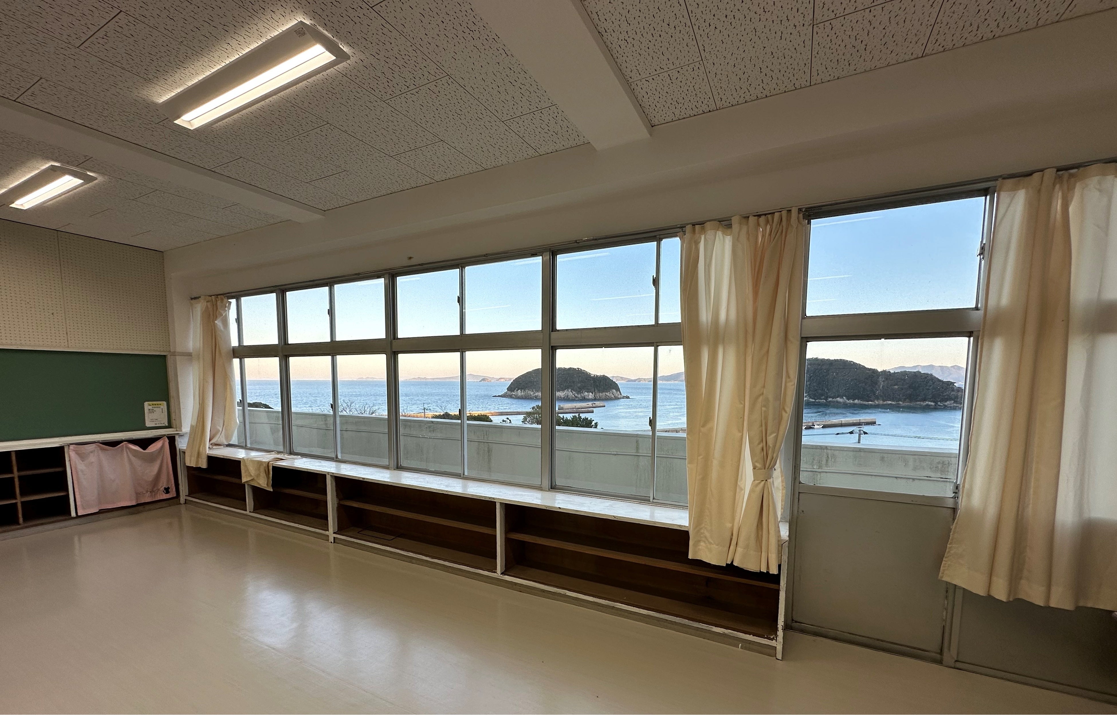 教室から絶景を臨む北魚目小学校の校庭に大漁旗を一斉掲揚