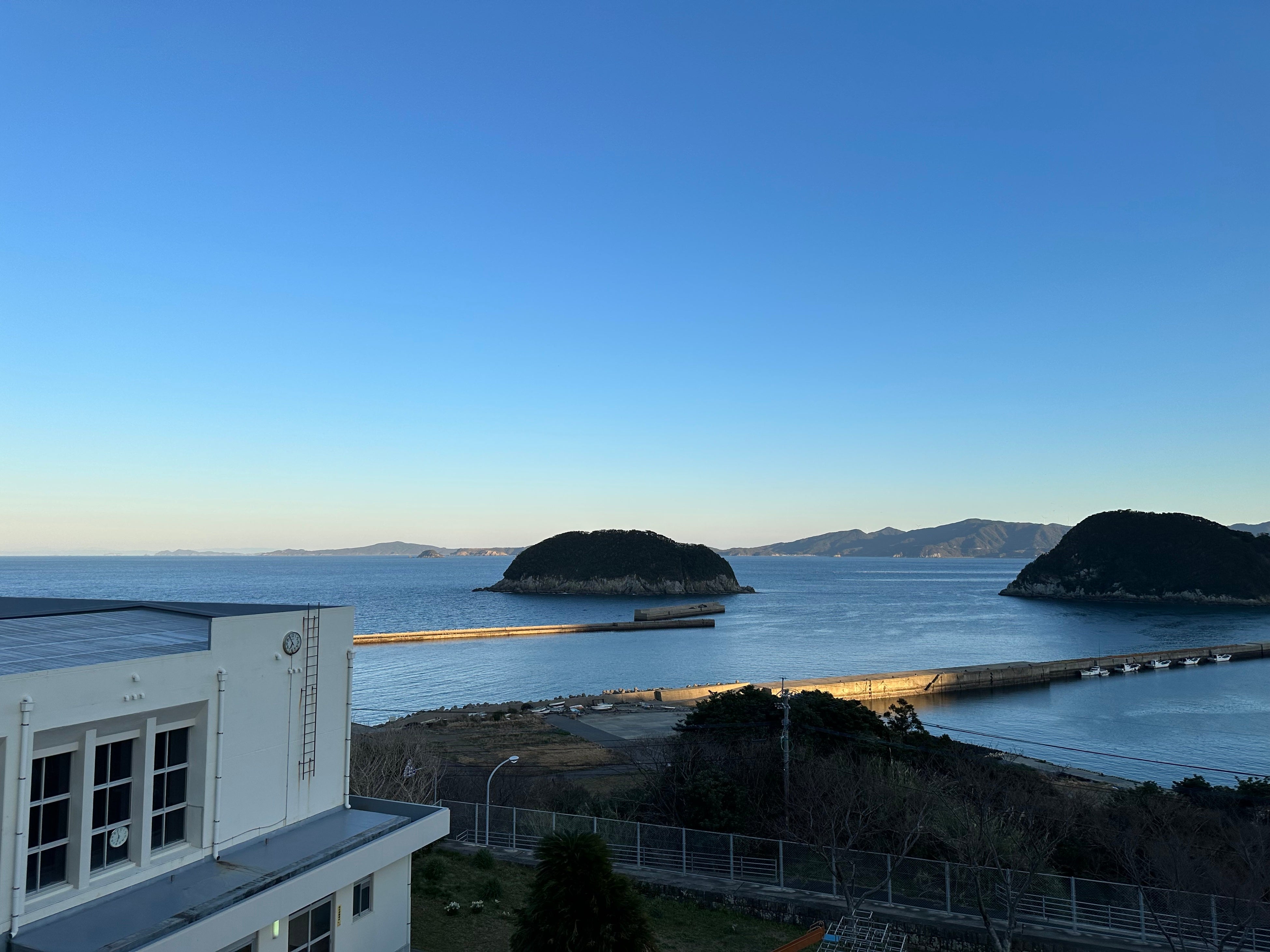 教室から絶景を臨む北魚目小学校の校庭に大漁旗を一斉掲揚