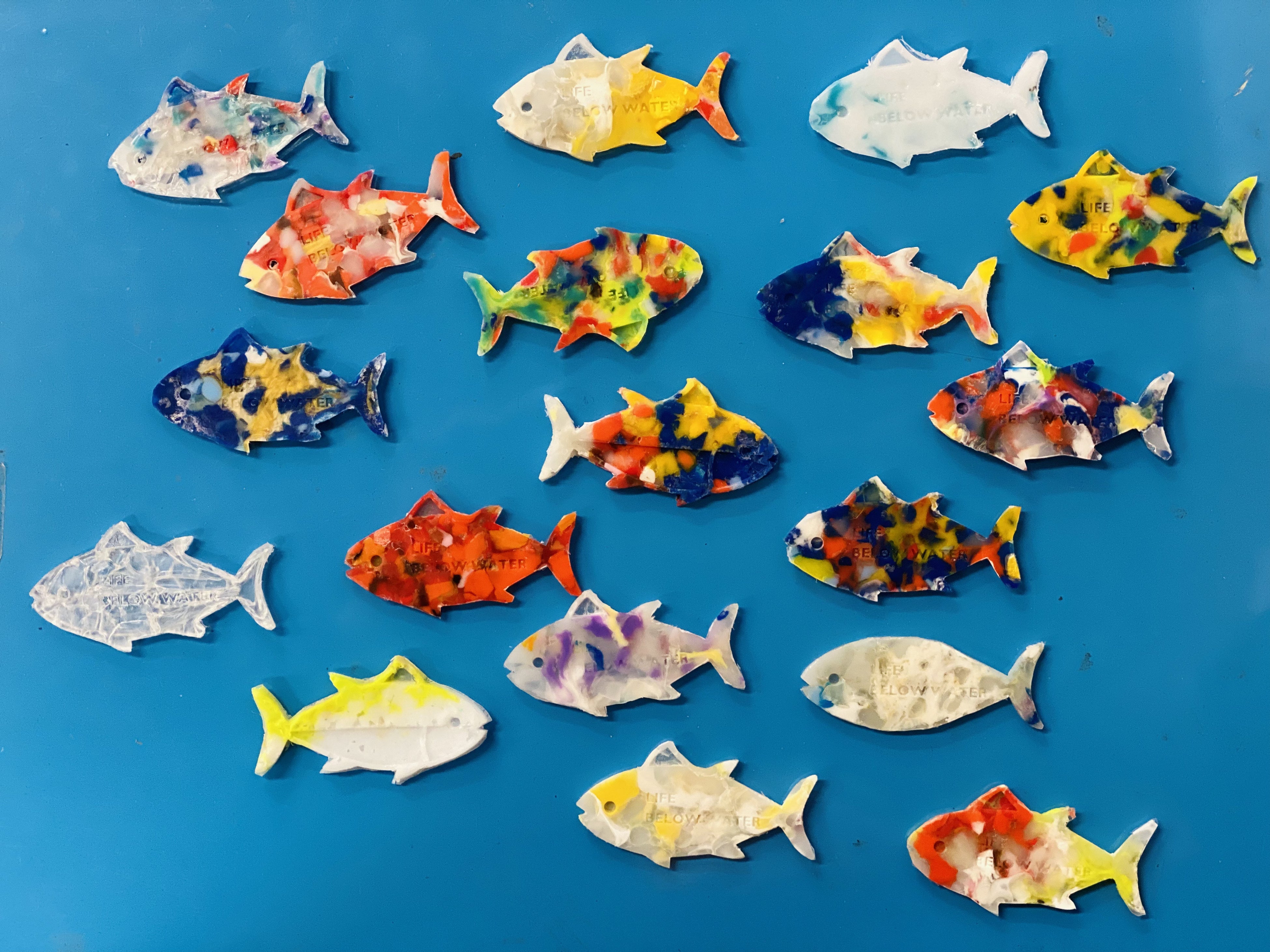 海洋プラスチックからつくったお魚型キーホルダー