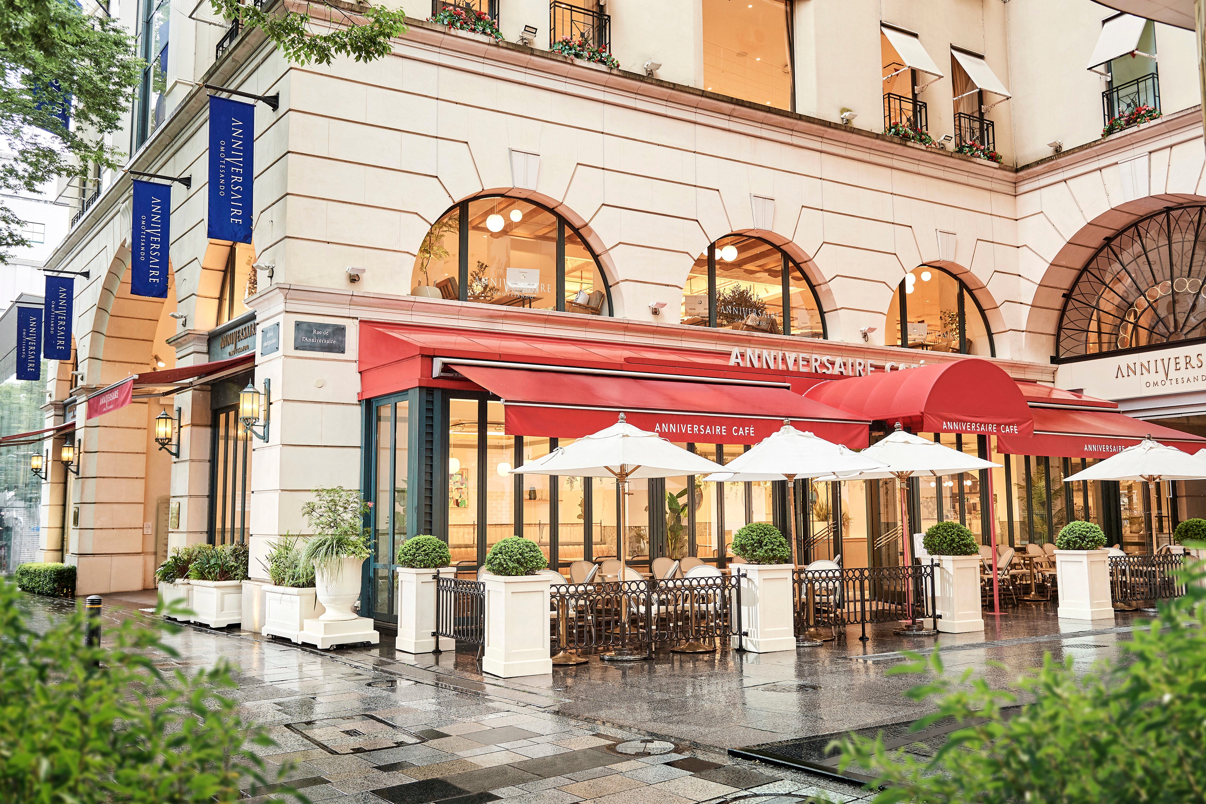 都会のメインストリートに面したカフェ