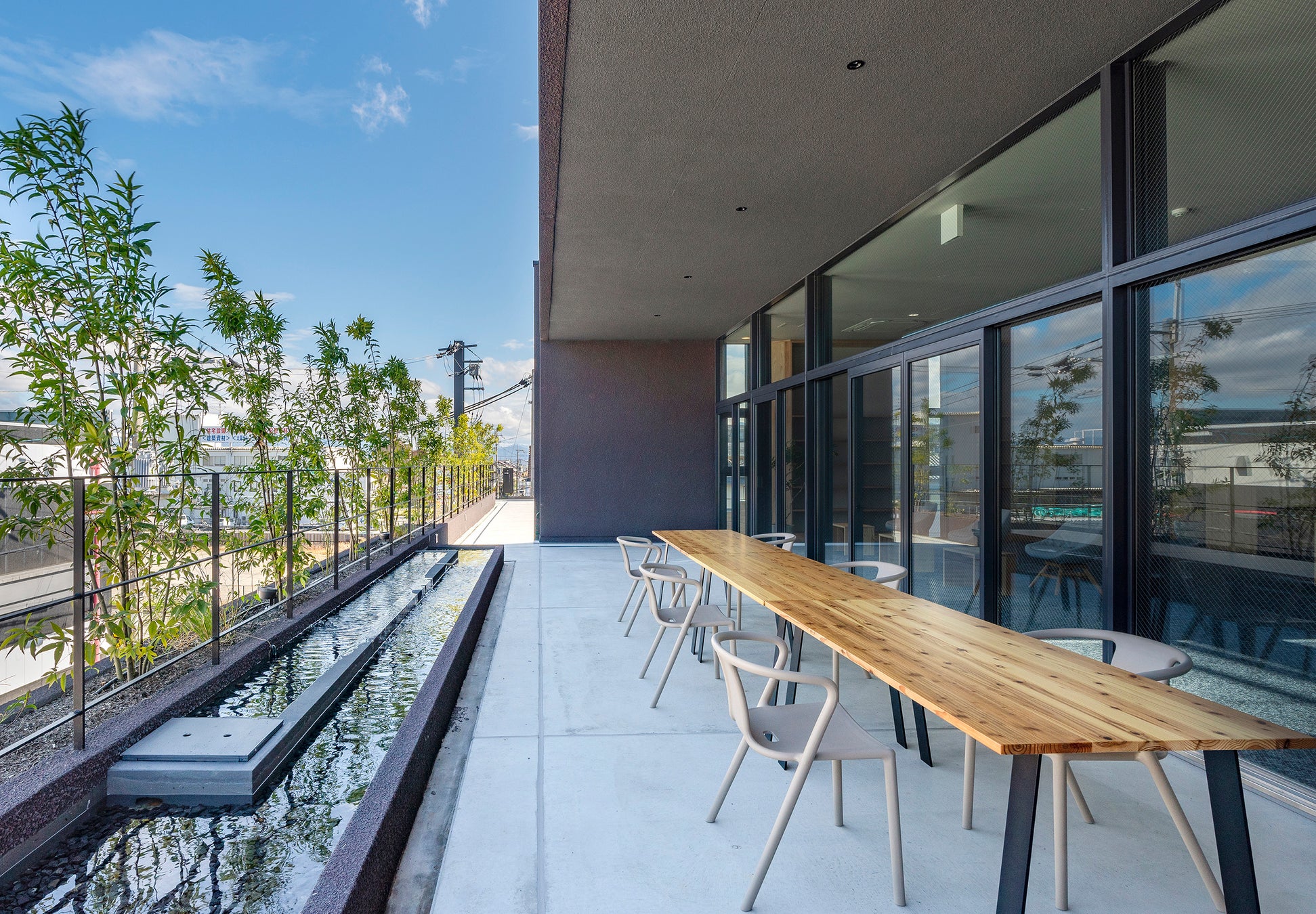 水盤と緑のある「テラス」