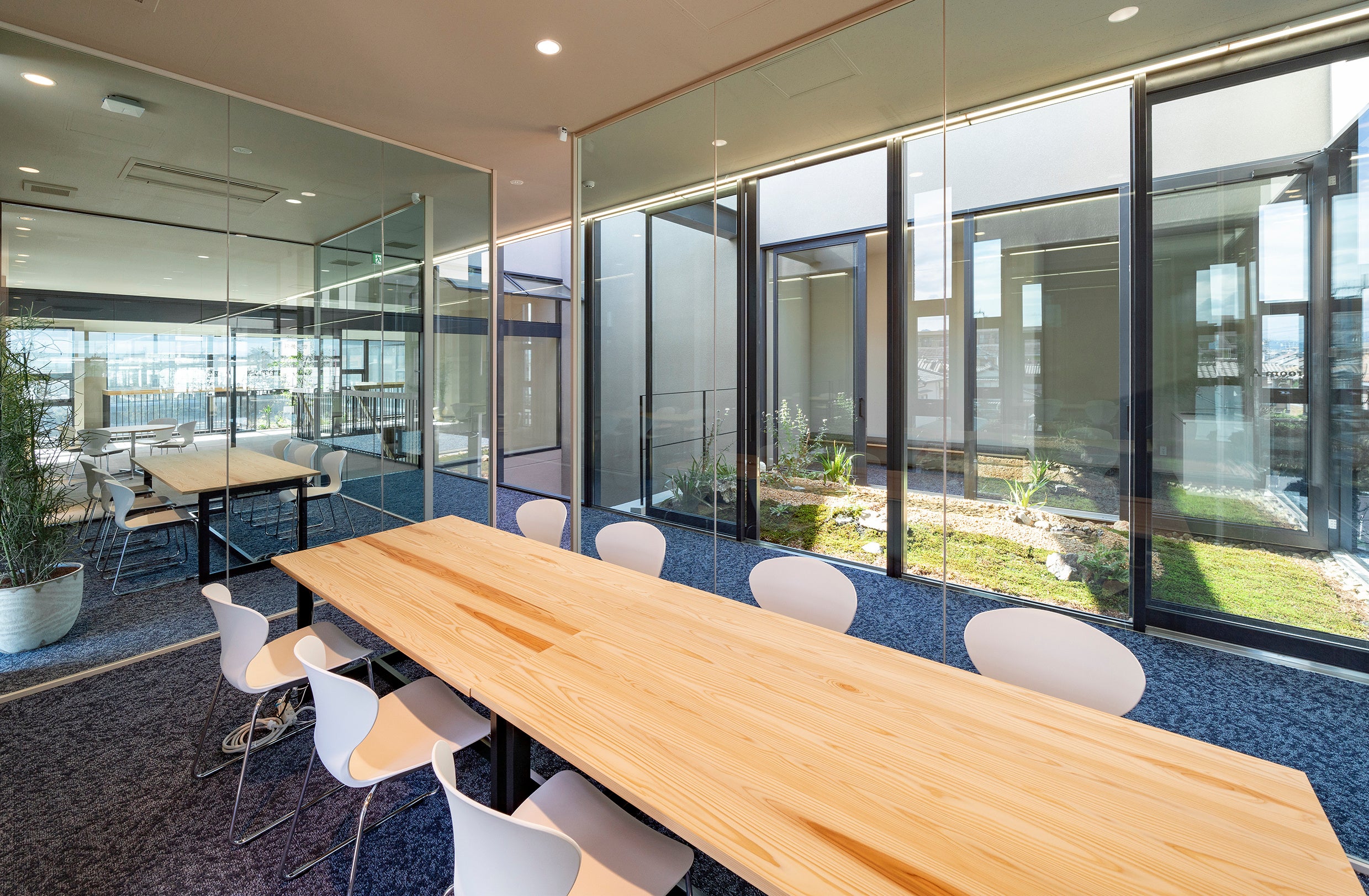 オープンな会議室。奥に 「光庭」がみえる
