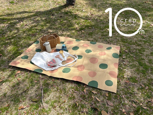 累計10万枚突破の「ピクニックラグ」に新定番が追加。ブランド10周年の節目に、手書きの温もりを纏った「ドット柄」を一般販売開始。 累計10万枚突破の「ピクニックラグ」に新定番が追加。ブランド10周年の節目に、手書きの温もりを纏った「ドット柄」を一般販売開始。