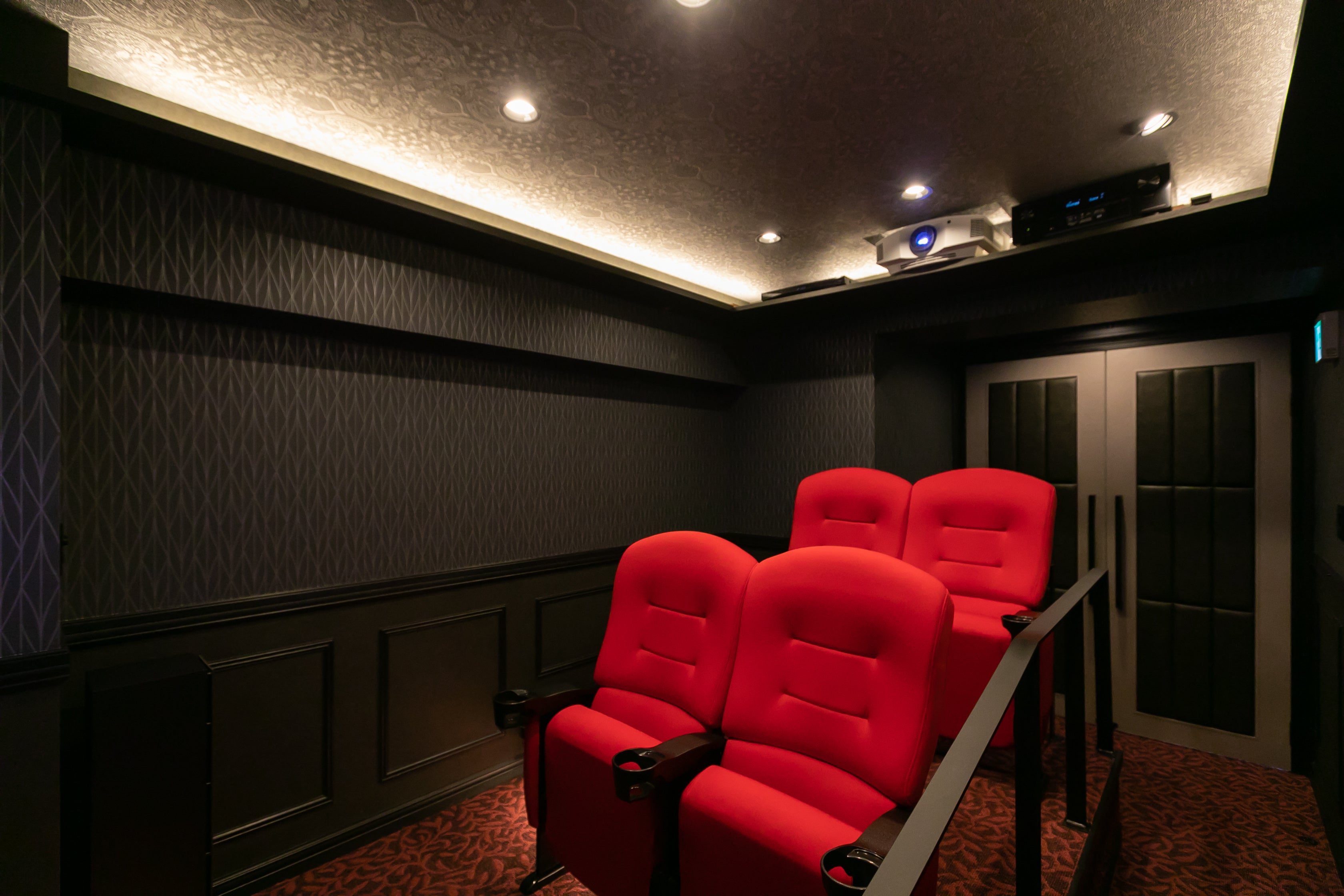 映画館を賃貸の一室に完全再現！「迫力満点のMYシアター