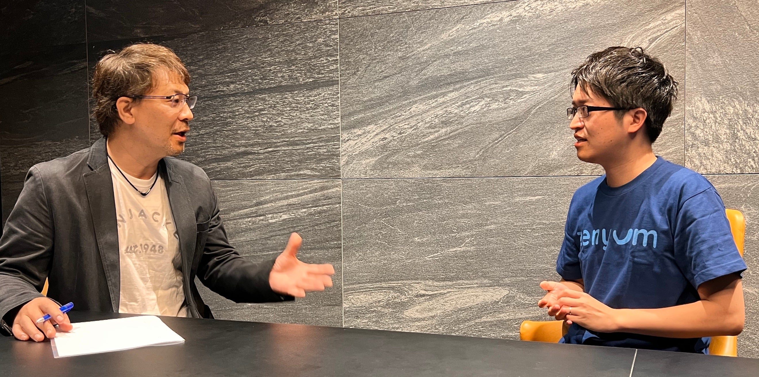 Znyum本社にて対談（左：山本信彦　右：伊藤祐）