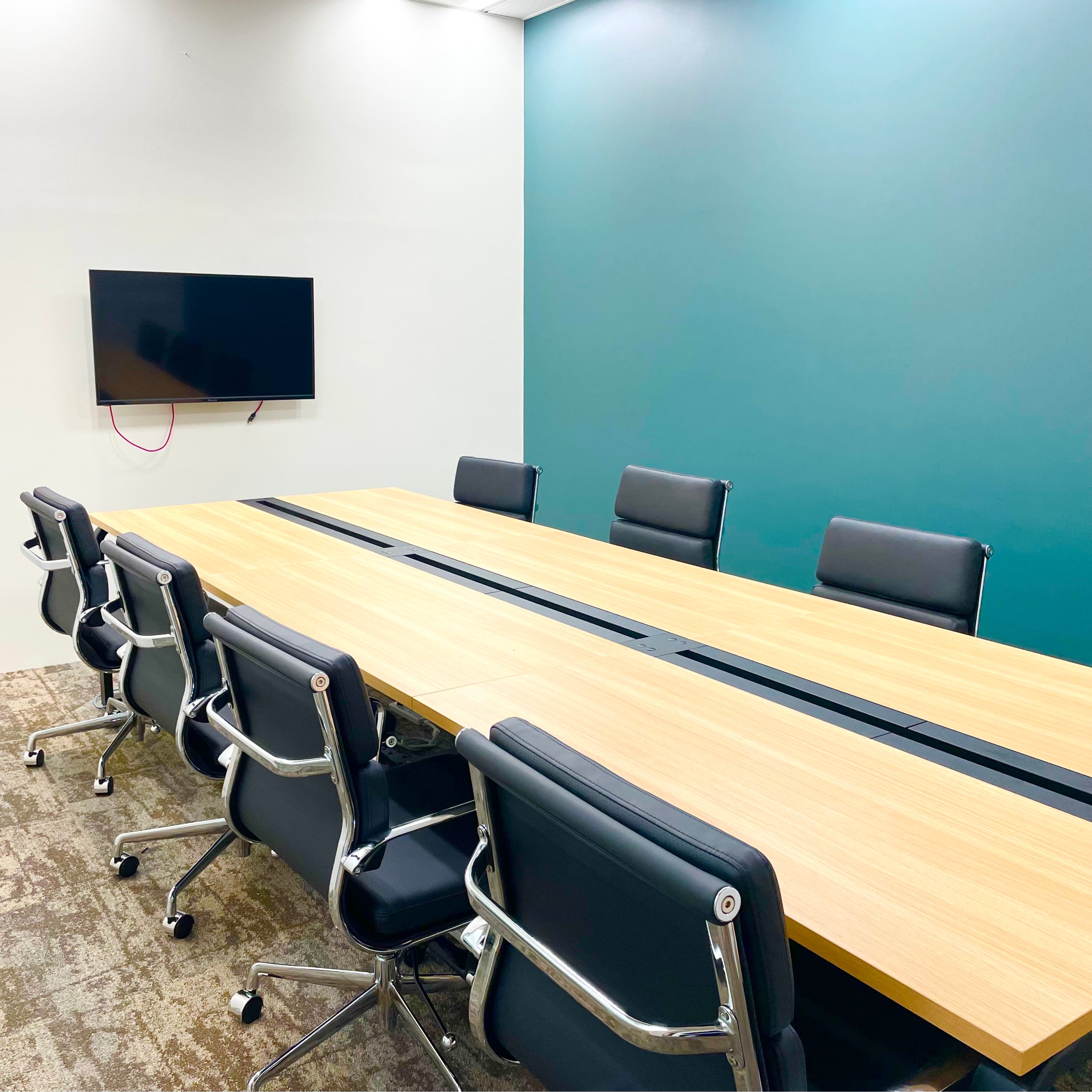 ８名が集まれる会議室も新設。