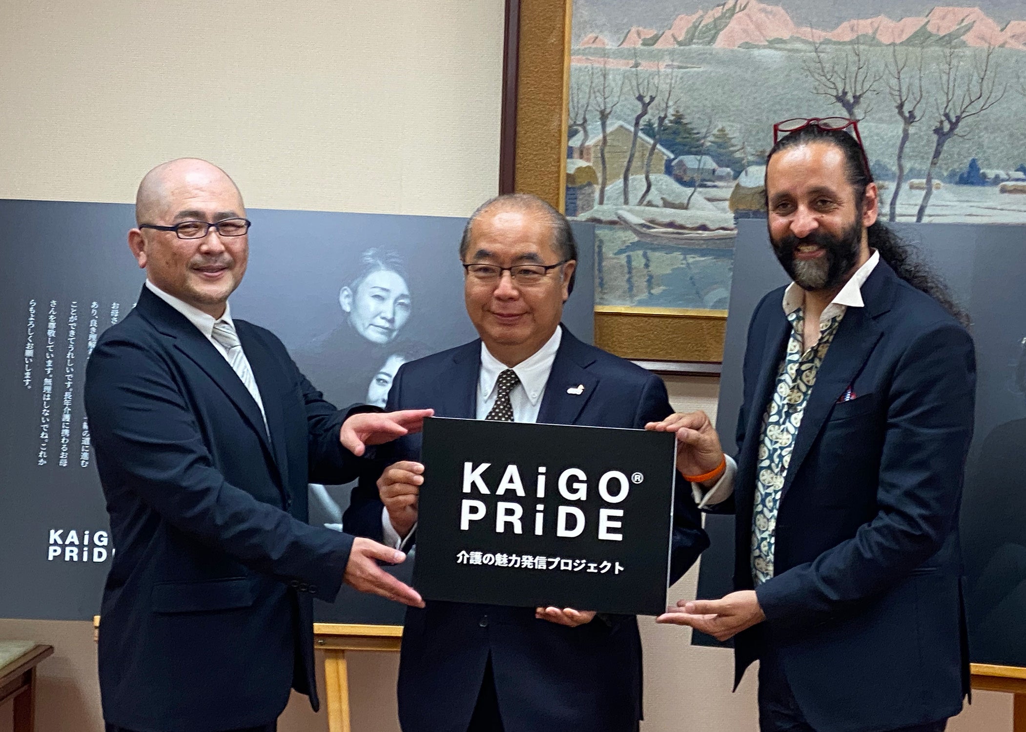 富山県介護福祉士会舟田会長（左）新田富山県知事（中）マンジョット（右）