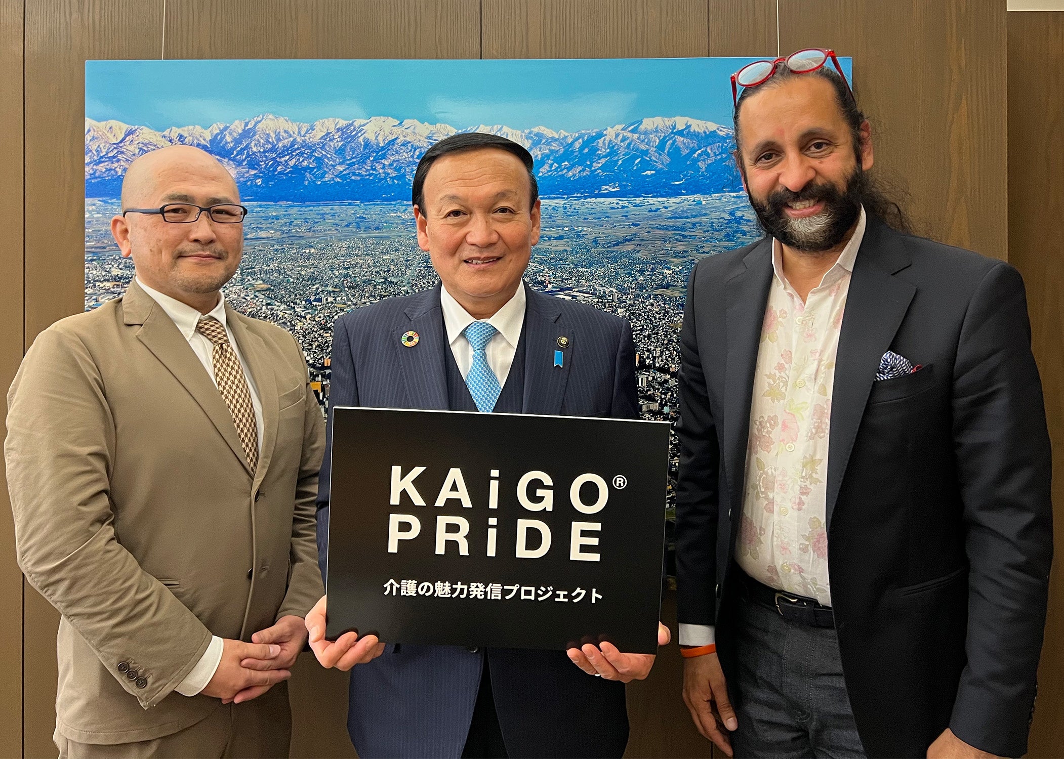 富山県介護福祉士会舟田会長（左）藤井富山市長（中）マンジョット（右）