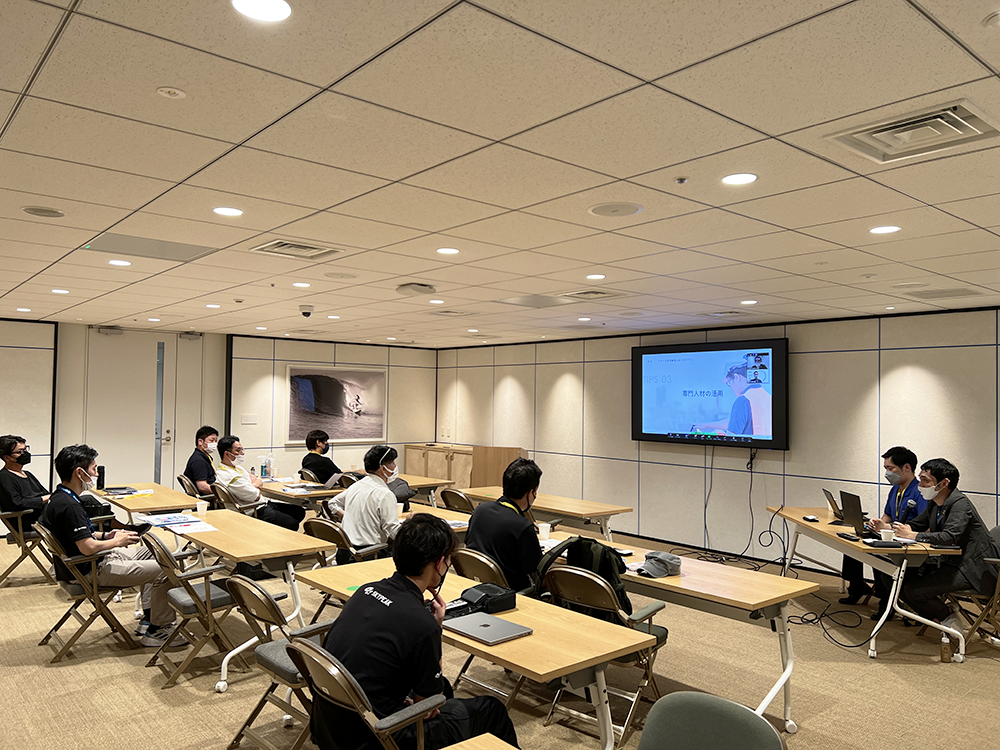 会場（WeWork 渋谷スクランブルスクエア会議室）とオンラインのハイブリット開催