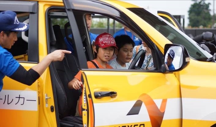 高速道路ではたらくクルマの特別試乗