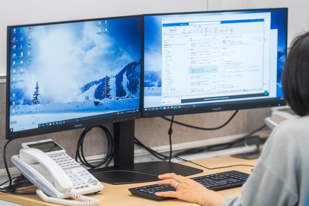 各固定席にデュアルモニター（※)を設置