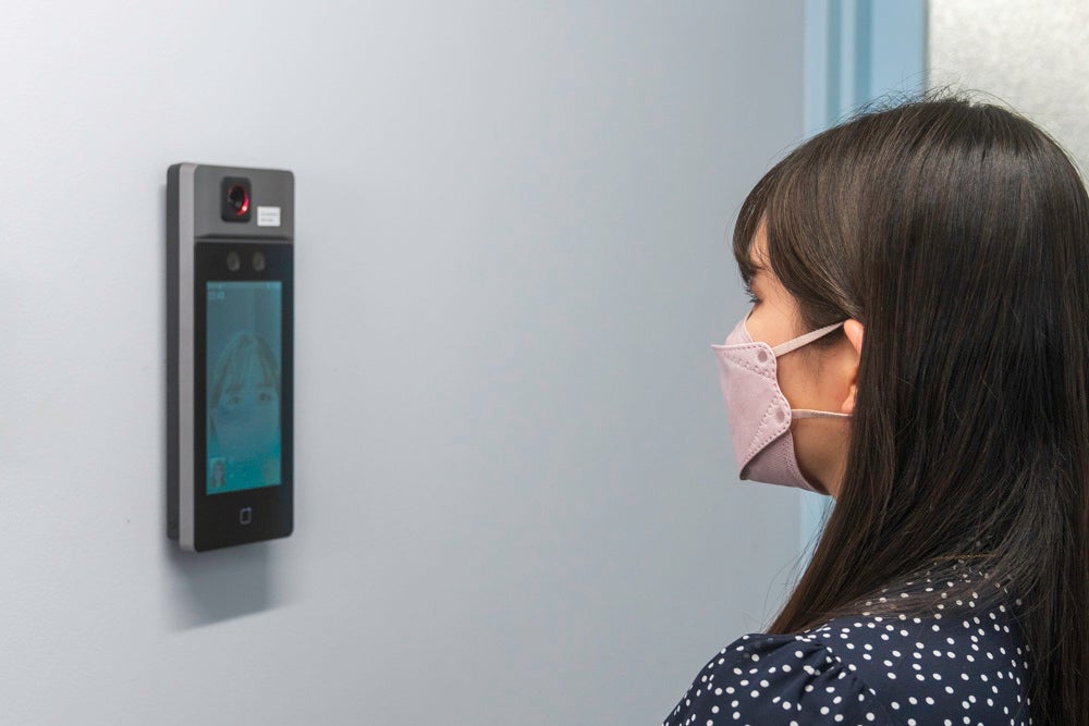 マスク着用のまま可能な顔認証システム