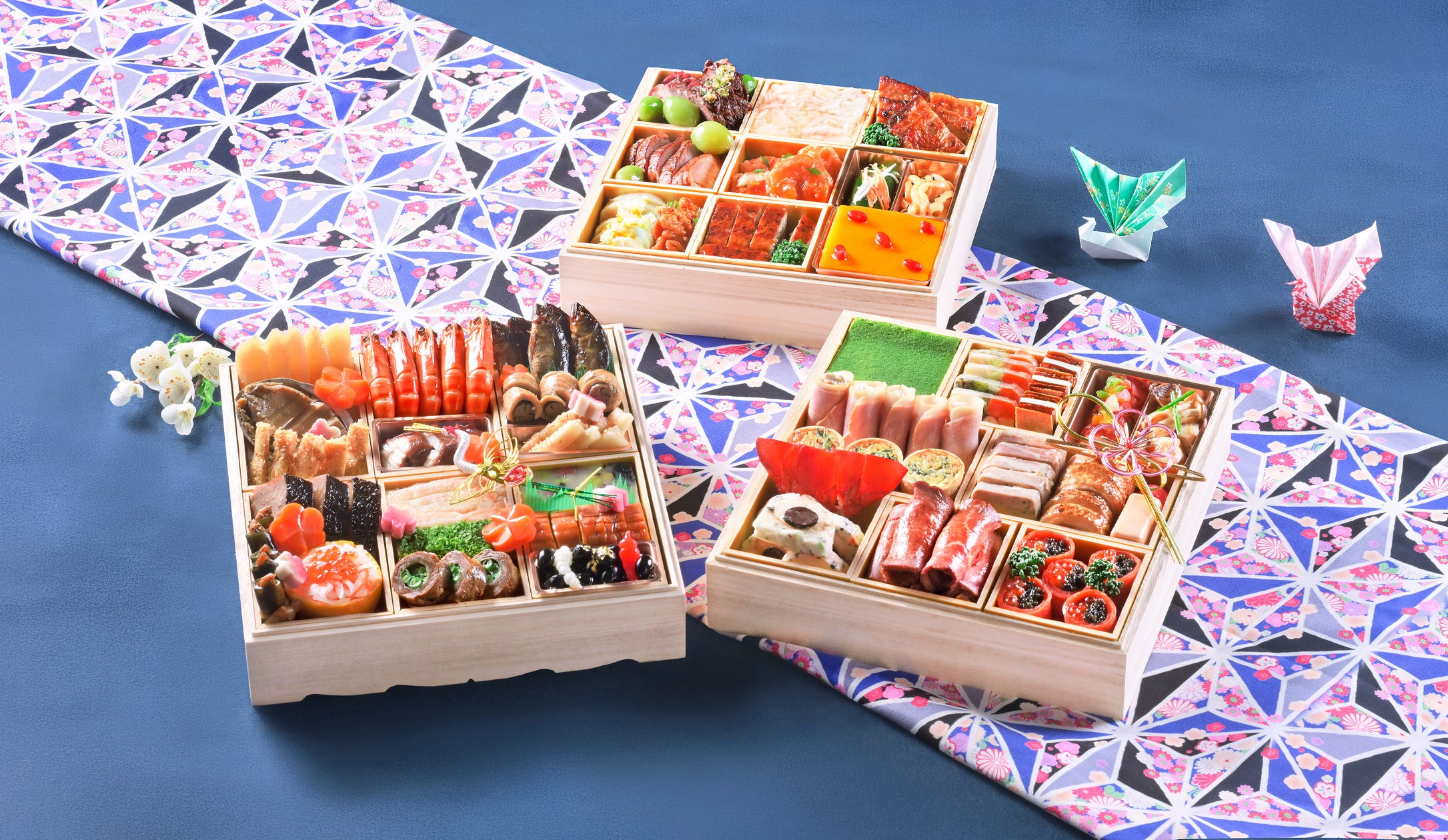 【インターコンチネンタル横浜Pier 8】ホテルから横浜赤レンガ倉庫のクリスマスマーケットへ 優先入場ペアチケットとノリタケ プレミアムマグカップ ペア付き室数限定宿泊プランを10月15日より販売開始