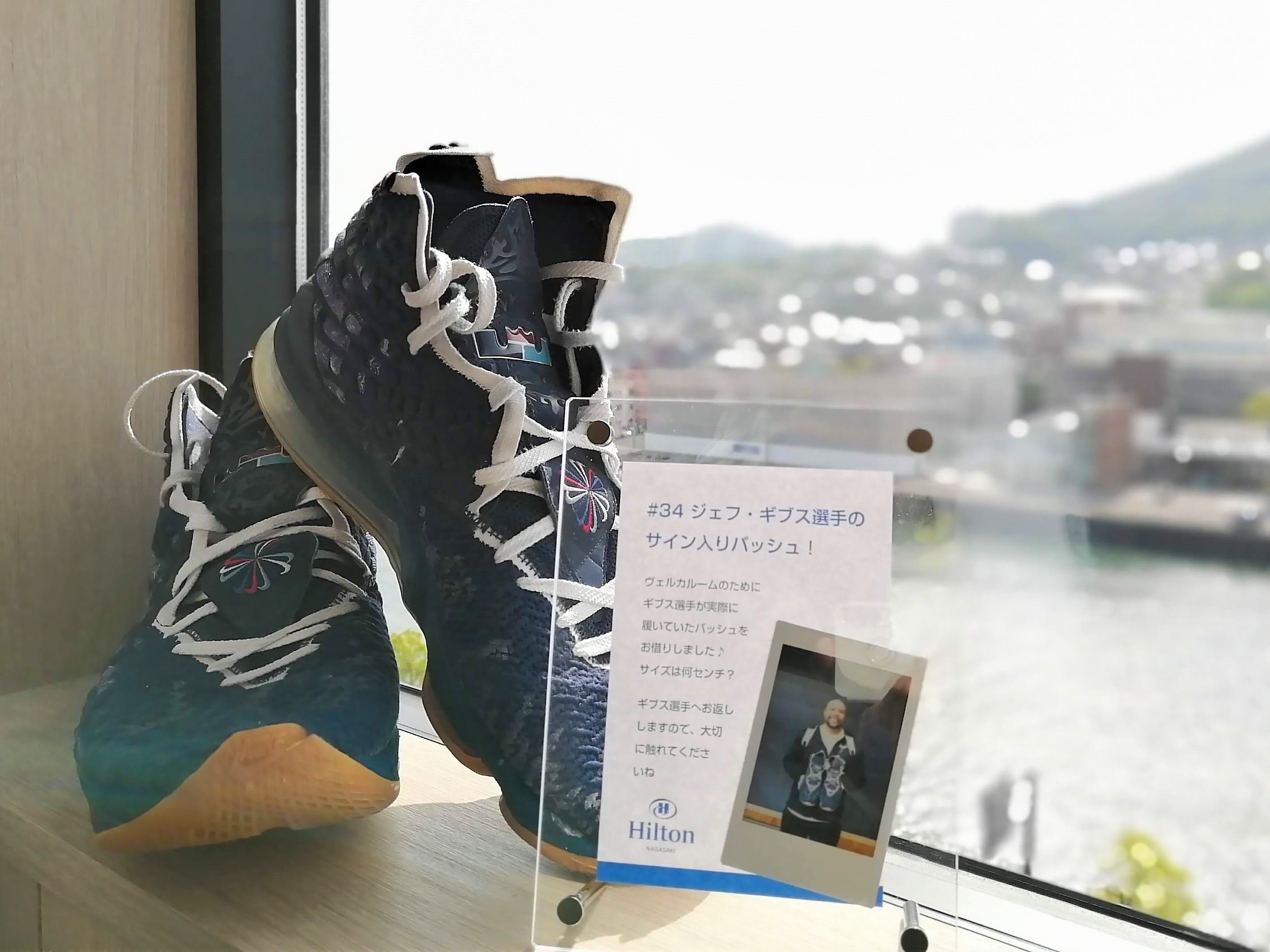 ギブス選手が実際に使用したサイン入りバッシュ