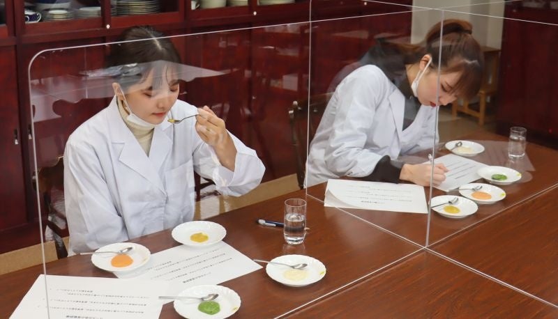 試作品の官能検査の様子