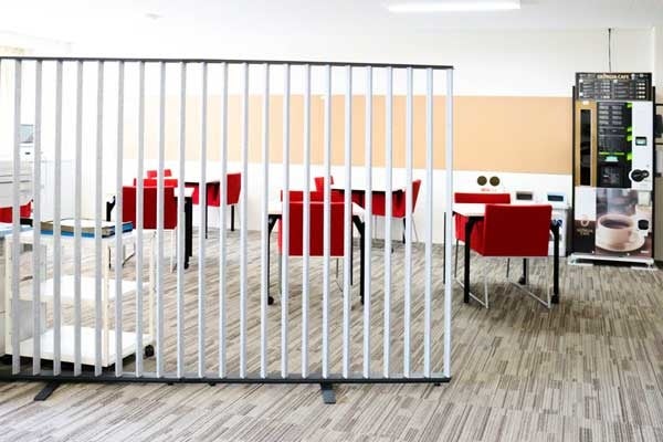 【ロビー左】人の動線、視線を柔らかく遮る開放的なパーティション