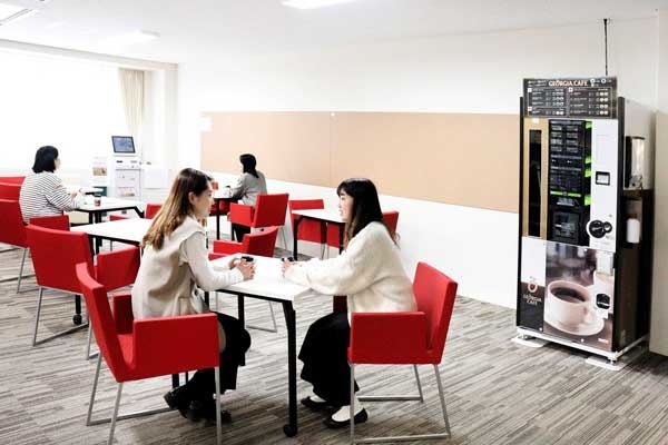 【ロビー左】リニューアル後のロビー空間