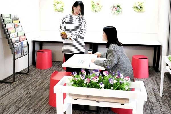 【ロビー右】ウォールグリーンと照明を活かしたロビー空間