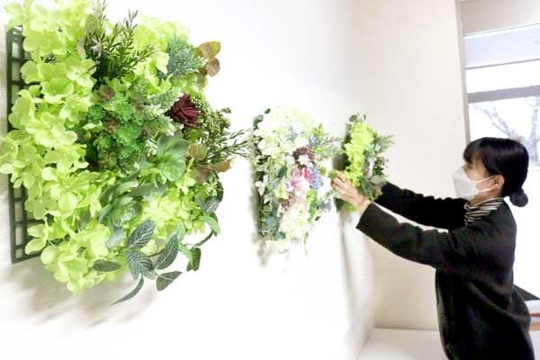 学生によるロビー飾りつけの様子