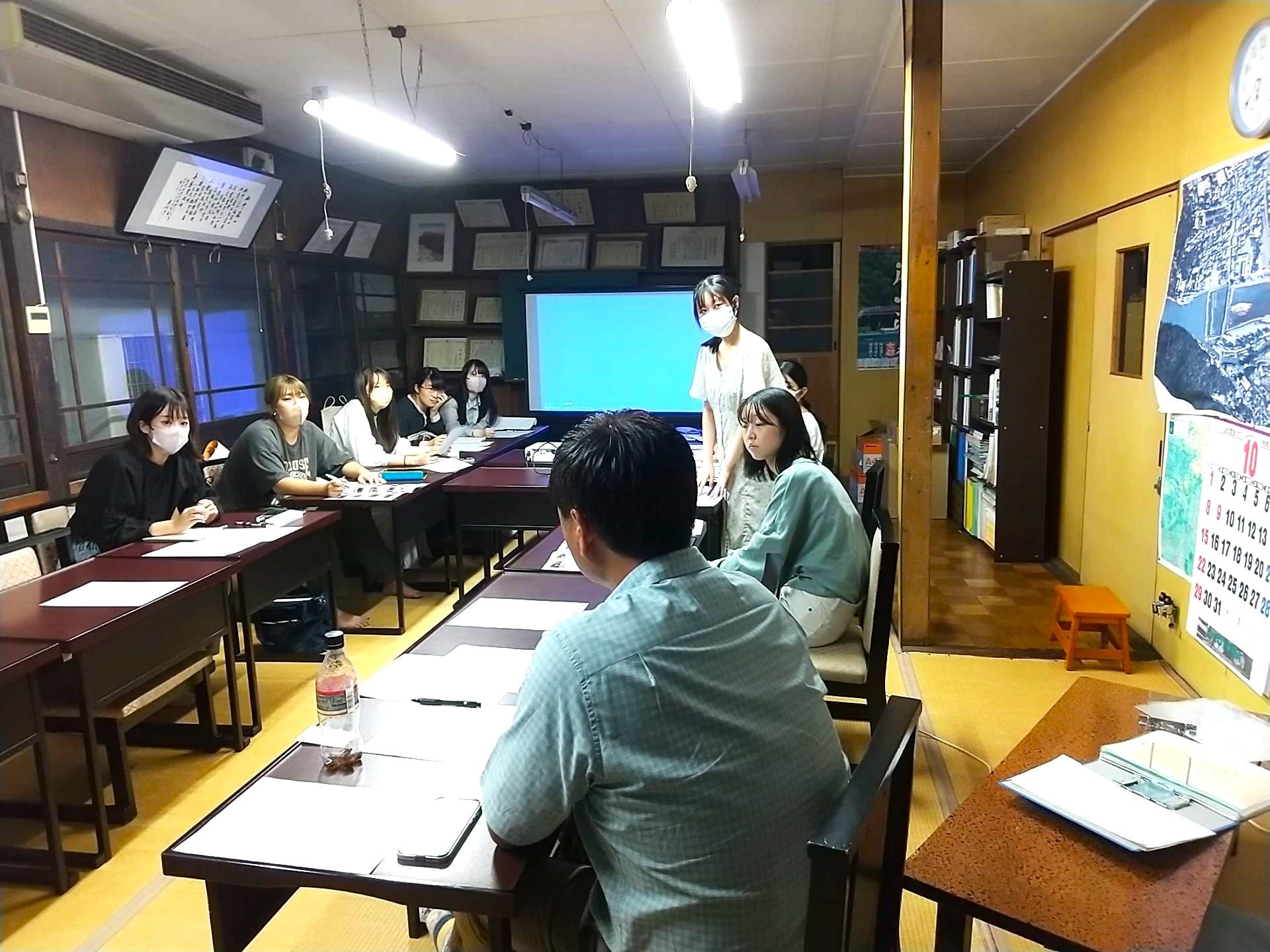 「嵐山もみじ祭りゼミ」嵐山でのフィールドワークの様子