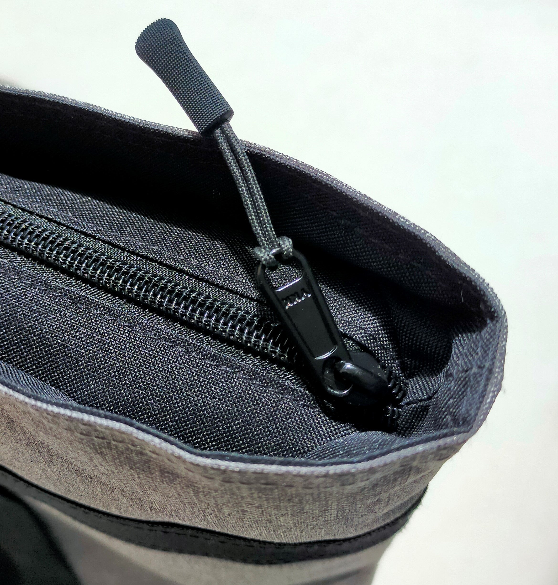 YKKファスナーを採用