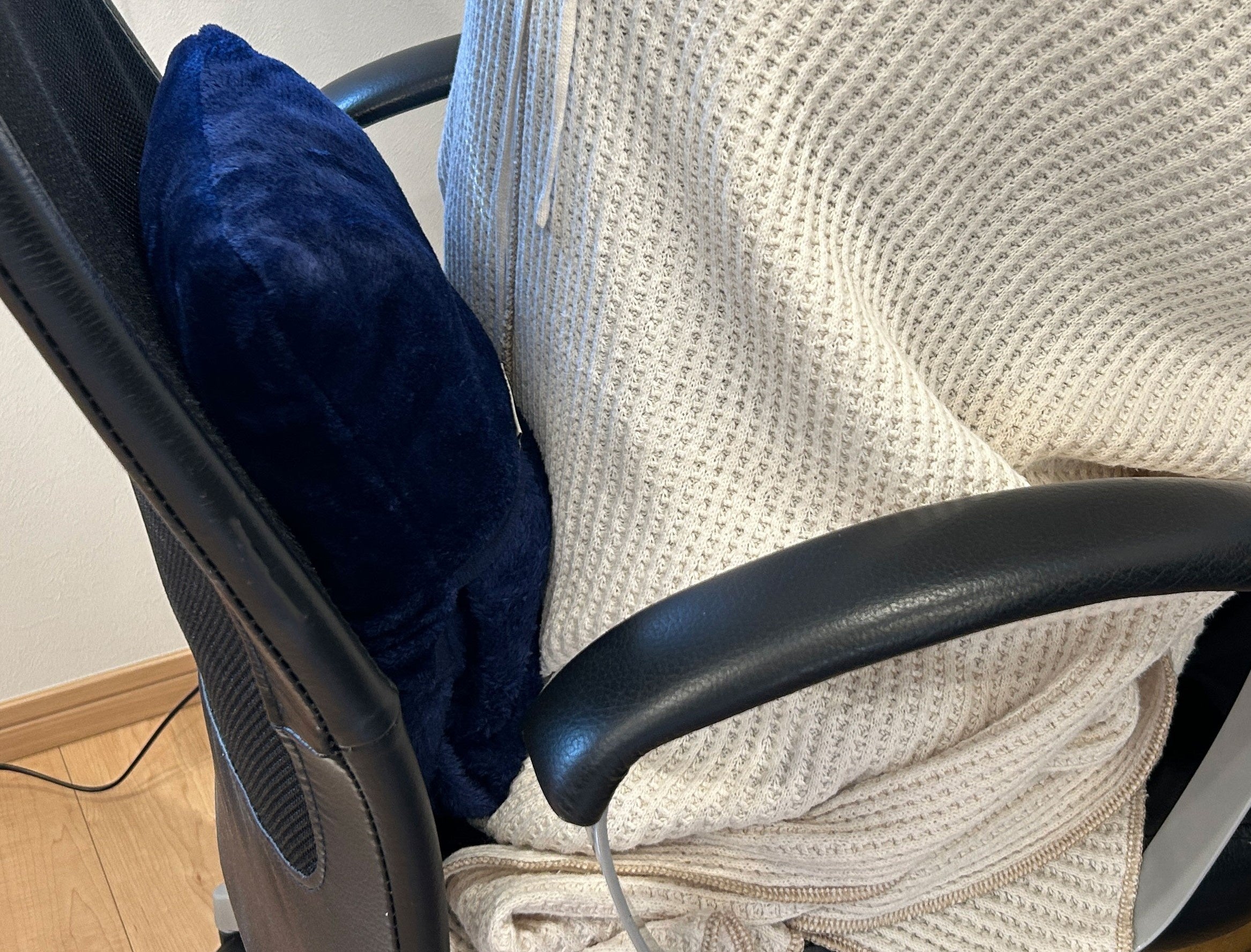 デスクワーク時は背もたれクッションとして
