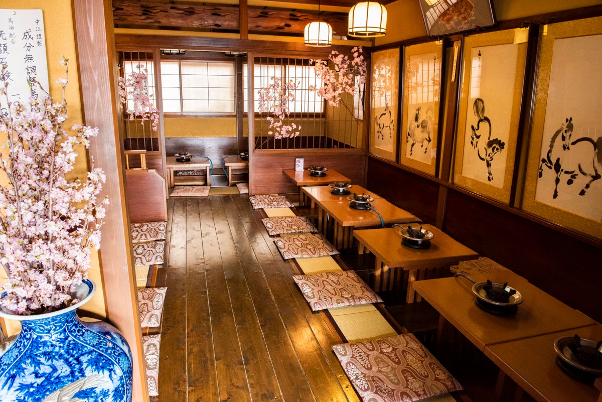 店内に飾られた「啓翁桜」