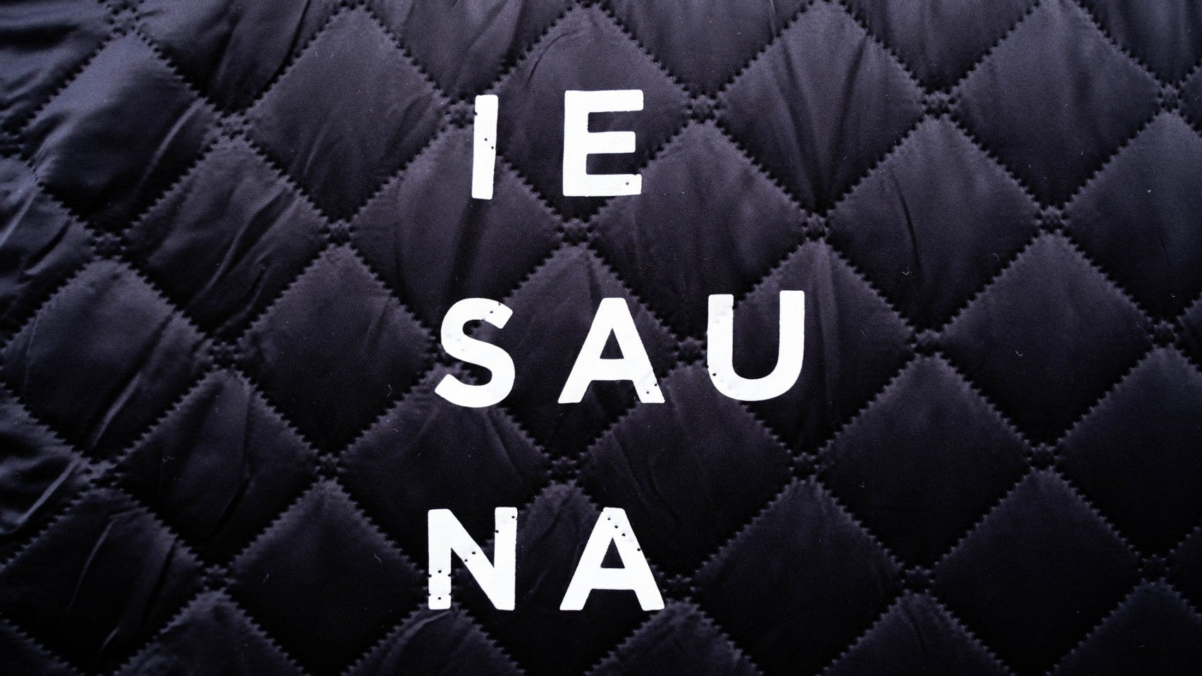 IESAUNAテント生地ロゴ