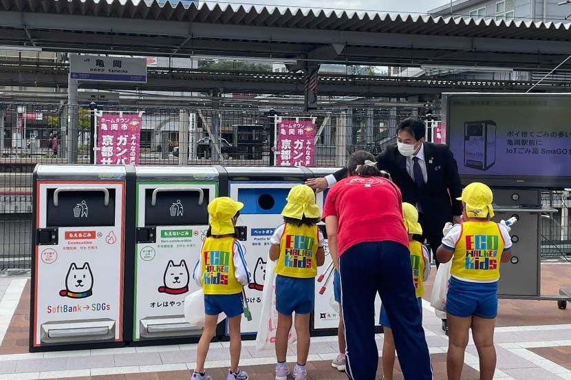 ごみ拾いに協力してくれた保育所の園児たちが「SmaGO」へのごみ捨てを実演しました。