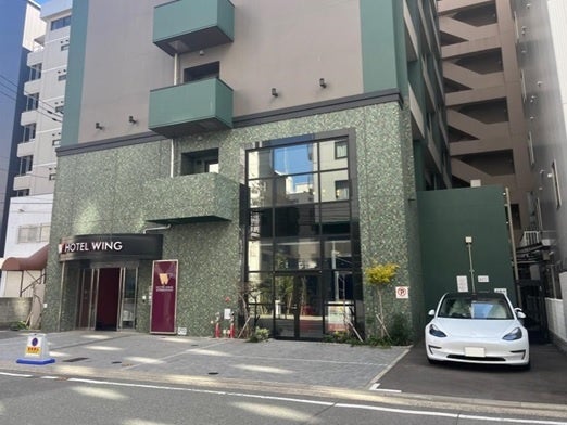 ホテルウィングインターナショナルセレクト博多駅前に設置されたエネチェンジのEV充電器