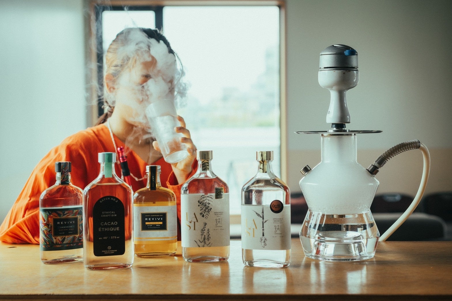 シーシャの煙をグラスにくぐらせながらクラフトジンを飲むことで、複雑に絡み合った香りと味わいを楽しめます。