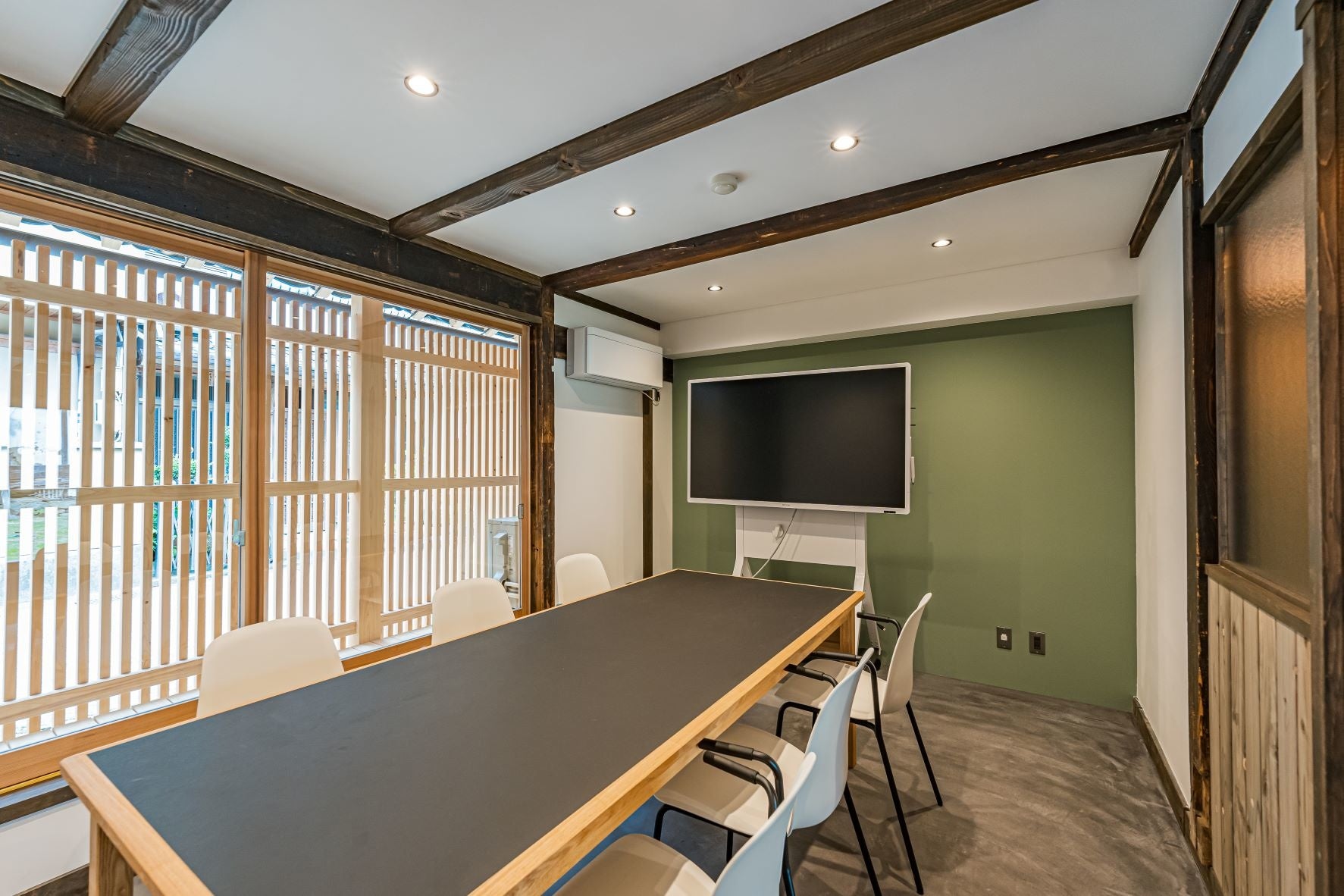 モニター付会議室