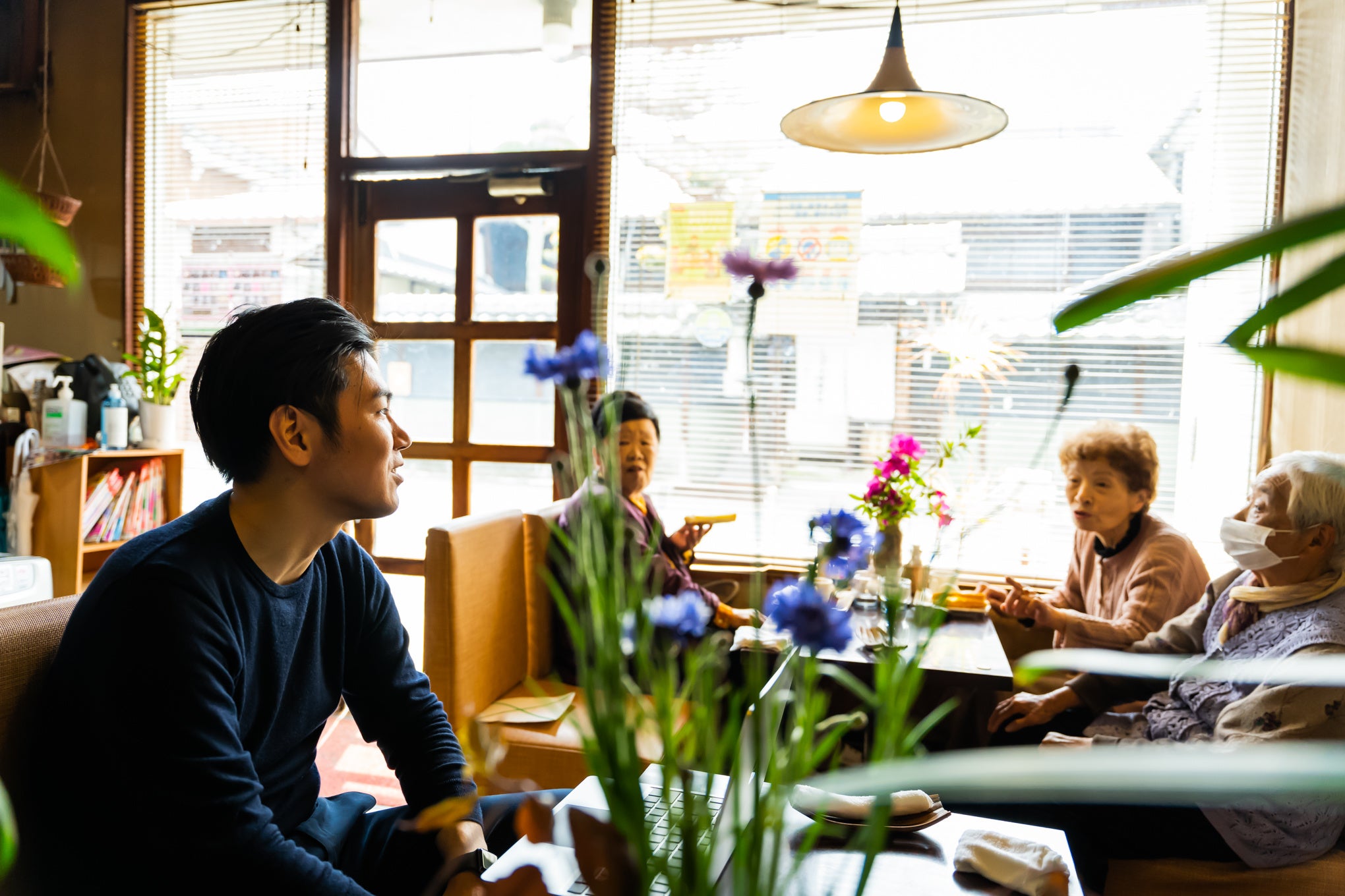店内で常連さんとおしゃべり
