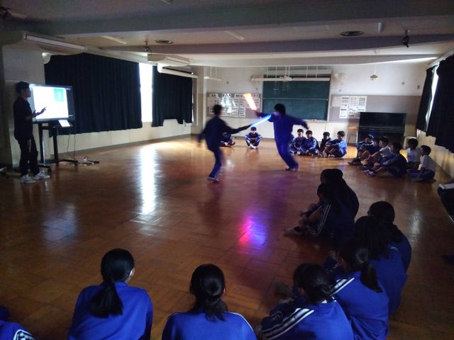 中学校で最新デジタルチャンバラを体験!立川市立立川第四中学校で開催 中学校で最新デジタルチャンバラを体験!立川市立立川第四中学校で開催