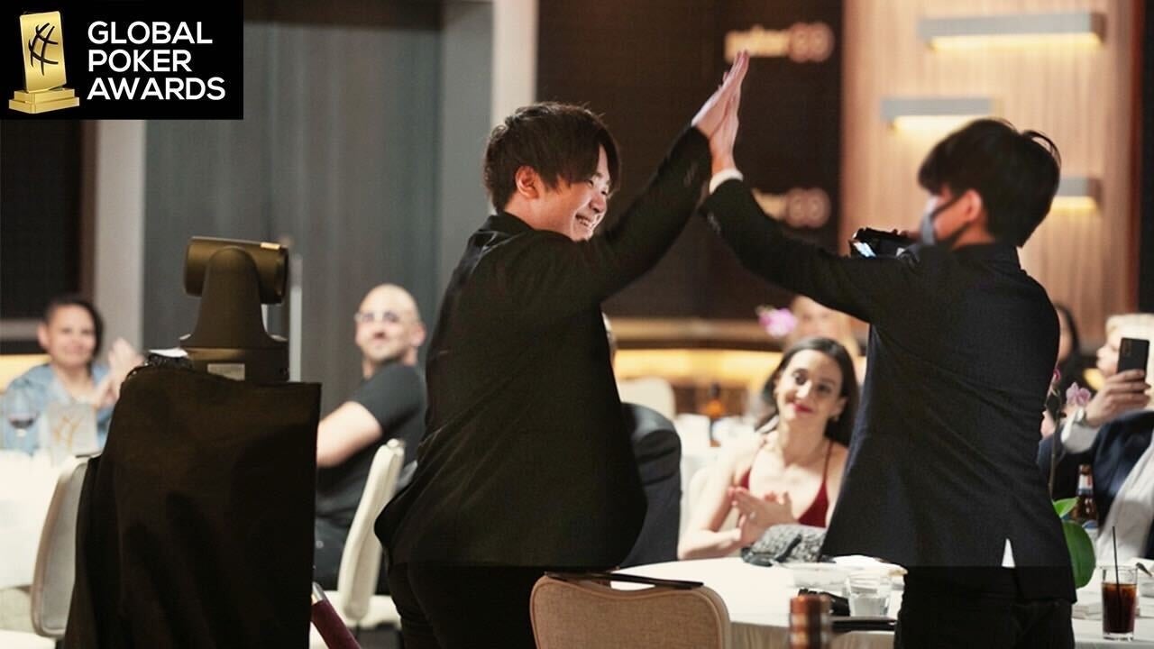 ラスベガスで開催された「Global Poker Awards 2021 ベストパーソナリティ賞」を受賞した瞬間