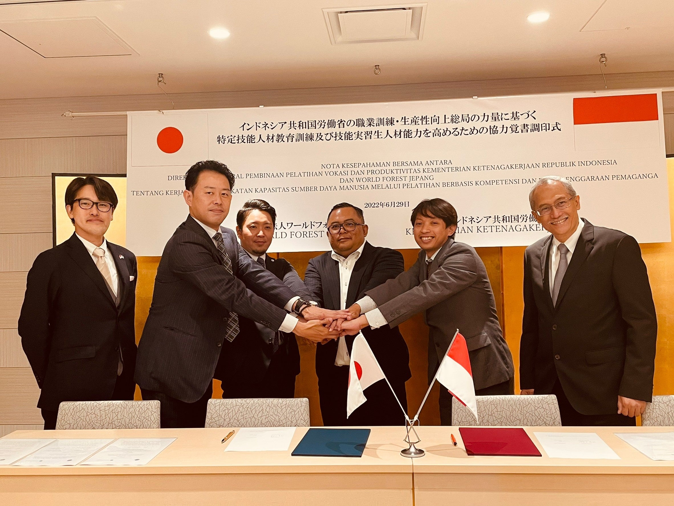 （右端から、インドネシア共和国労働省・Budi総局長、APPI・Yoyok事務局長、APPI・Yadi会長、WF・菊池専務理事、WF・國弘理事、WF・鈴木代表理事）