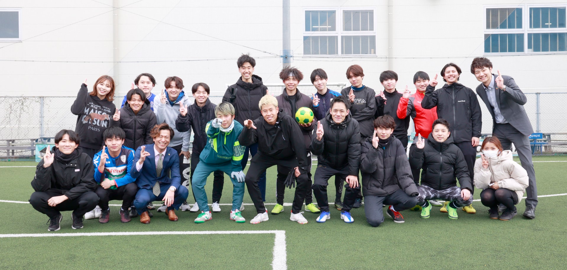 YouTuberマキヒカといーふらんフットサル部のコラボ試合に2025年卒の学生を招待!マキヒカさん率いるチームとの交流が話題に YouTuberマキヒカといーふらんフットサル部のコラボ試合に2025年卒の学生を招待!マキヒカさん率いるチームとの交流が話題に